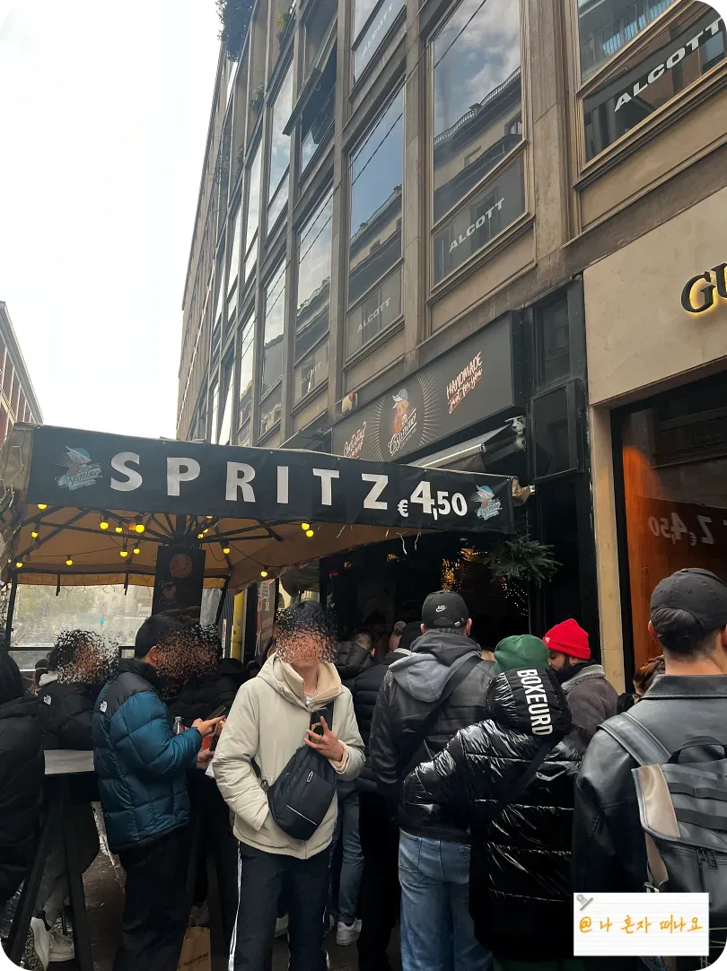 식당-입구에서-기다리는-한-남자