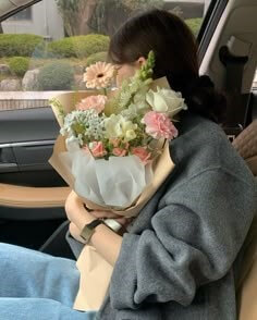 꽃다발을-선물받고-차를타며-안고가는-모습