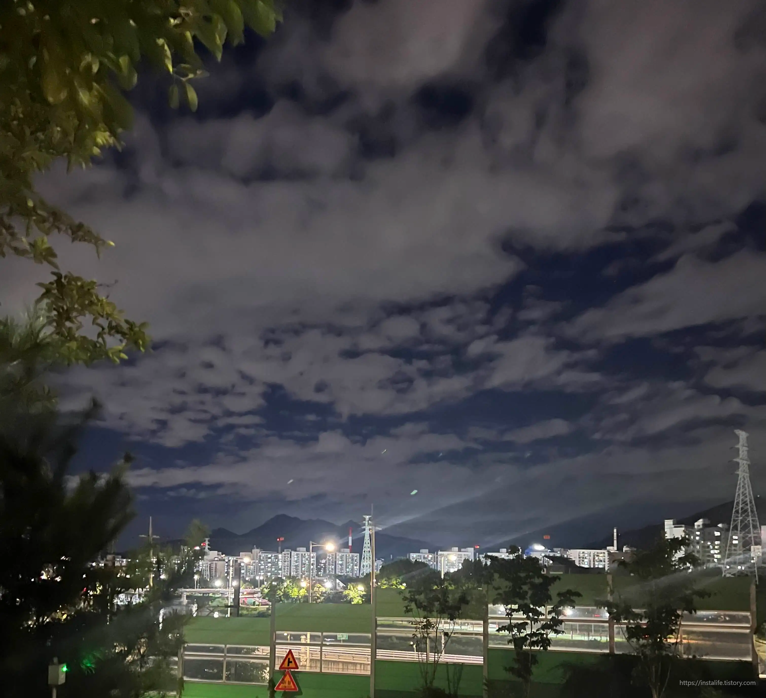 초안산 근처 야경 이미지입니다.