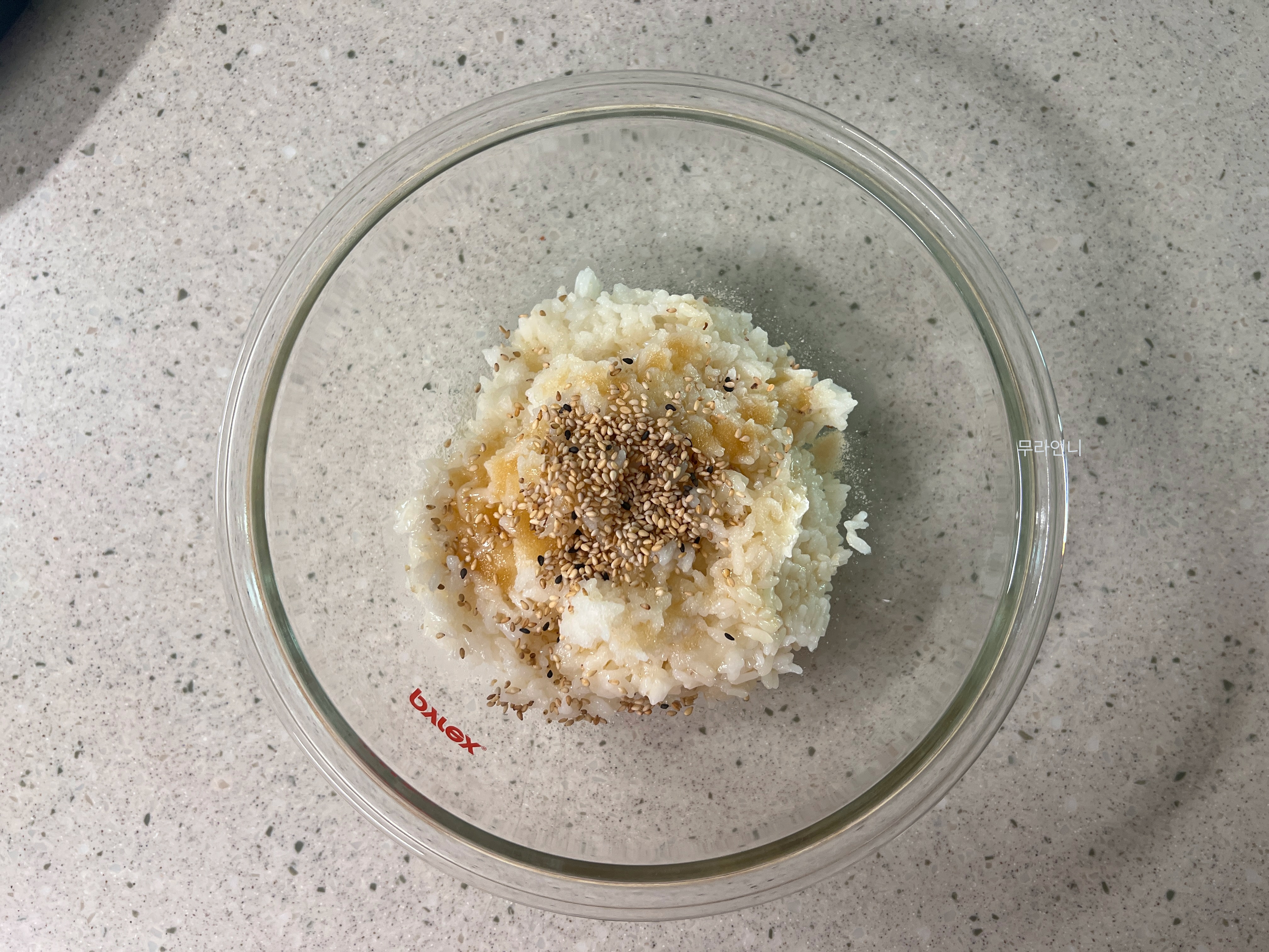 밑간한 밥 잘 섞어주기