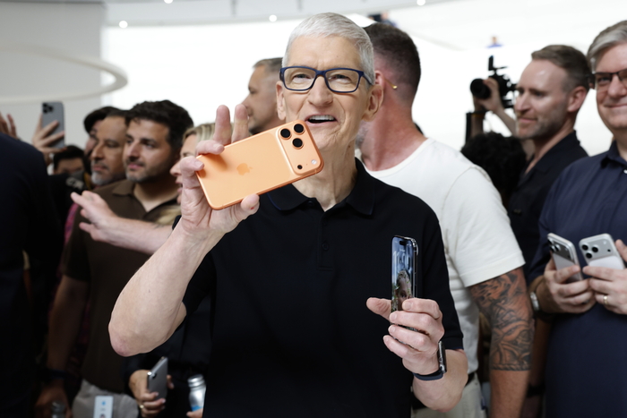 팀 쿡 애플 최고경영자(CEO)가 9일(현지시간) 미국 캘리포니아주 쿠퍼티노 애플파크에서 열린 신제품 발표회에서 신제품 아이폰을 보여주고 있다.