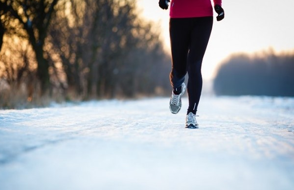 겨울철 실외 러닝하는 모습