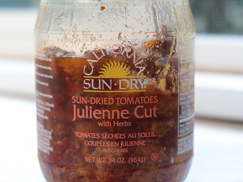 병에 든 썬드라이드 토마토