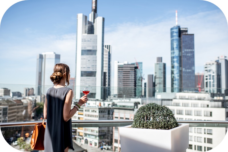 독일-프랑크푸르트-고층건물-금발-젊은-여성-나시-레드와인-시내-구경중