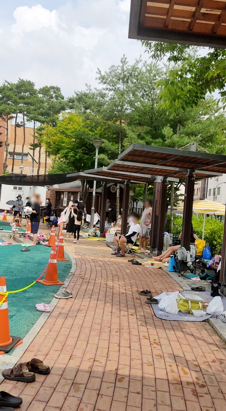 사람들이 이미 많았던 그늘막 자리