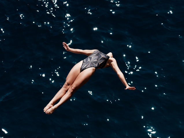 다이빙 수영하는 사진