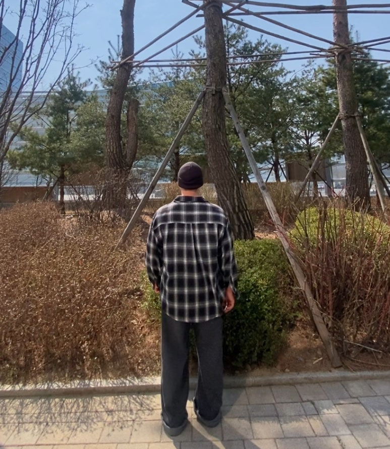 데일리룩('26. 3. 22.)반스 밀포드비니, 빈티지 십자가목걸이, 리메인세컨드 체크셔츠, 무신사스탠다드 티셔츠, 유니클로 벨트, 그리너리크리드 데님팬츠, 나이키 덩크로우 돌고래