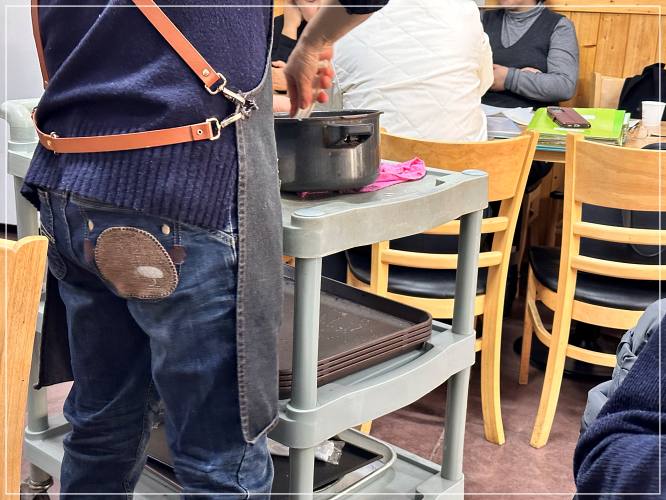 밥을 퍼고 계신다