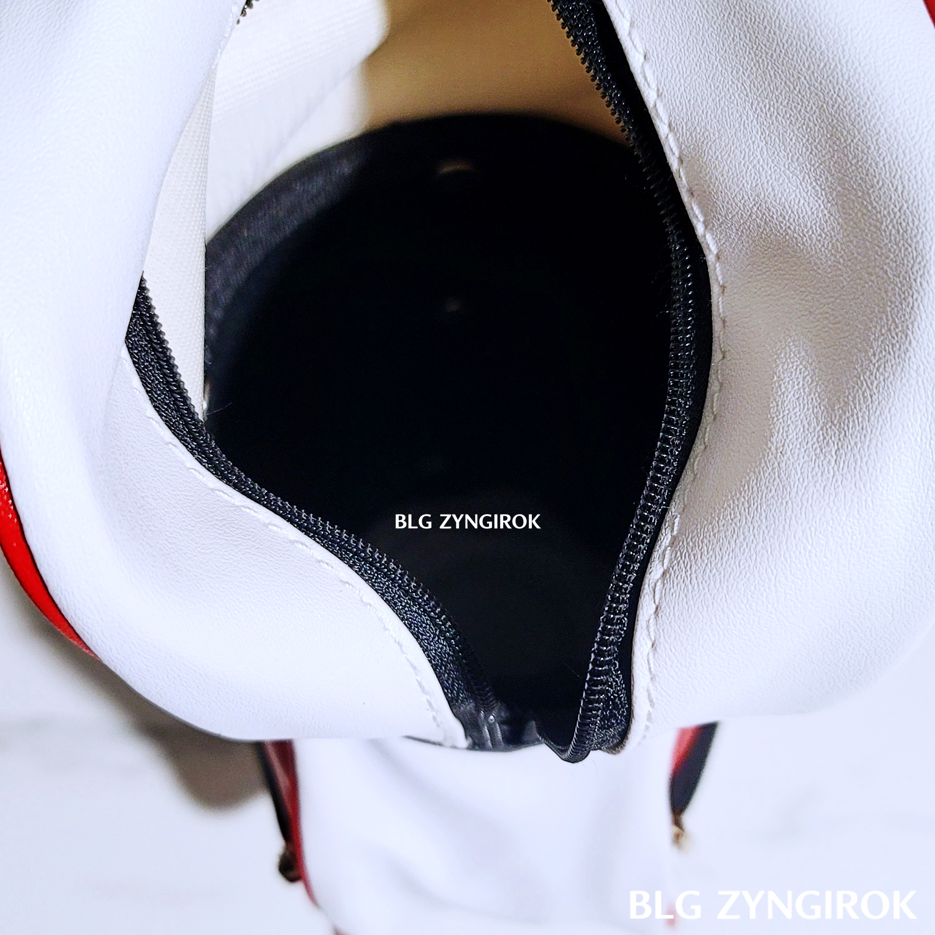 와인을-뺀-골프백-내부의-모습이다.-와인이-들어가는-부분에-검은색-하드-커버가-덮혀있다.