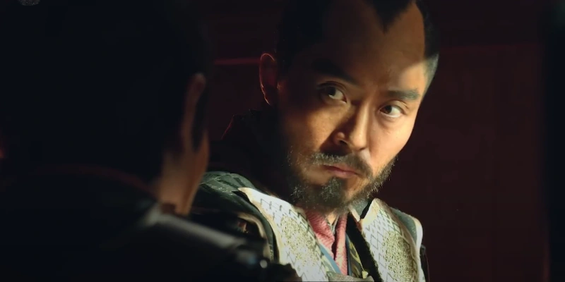 왜군 다이묘 복색을 하고 서 있는 고니시 유키나가 역의 배우 이무생