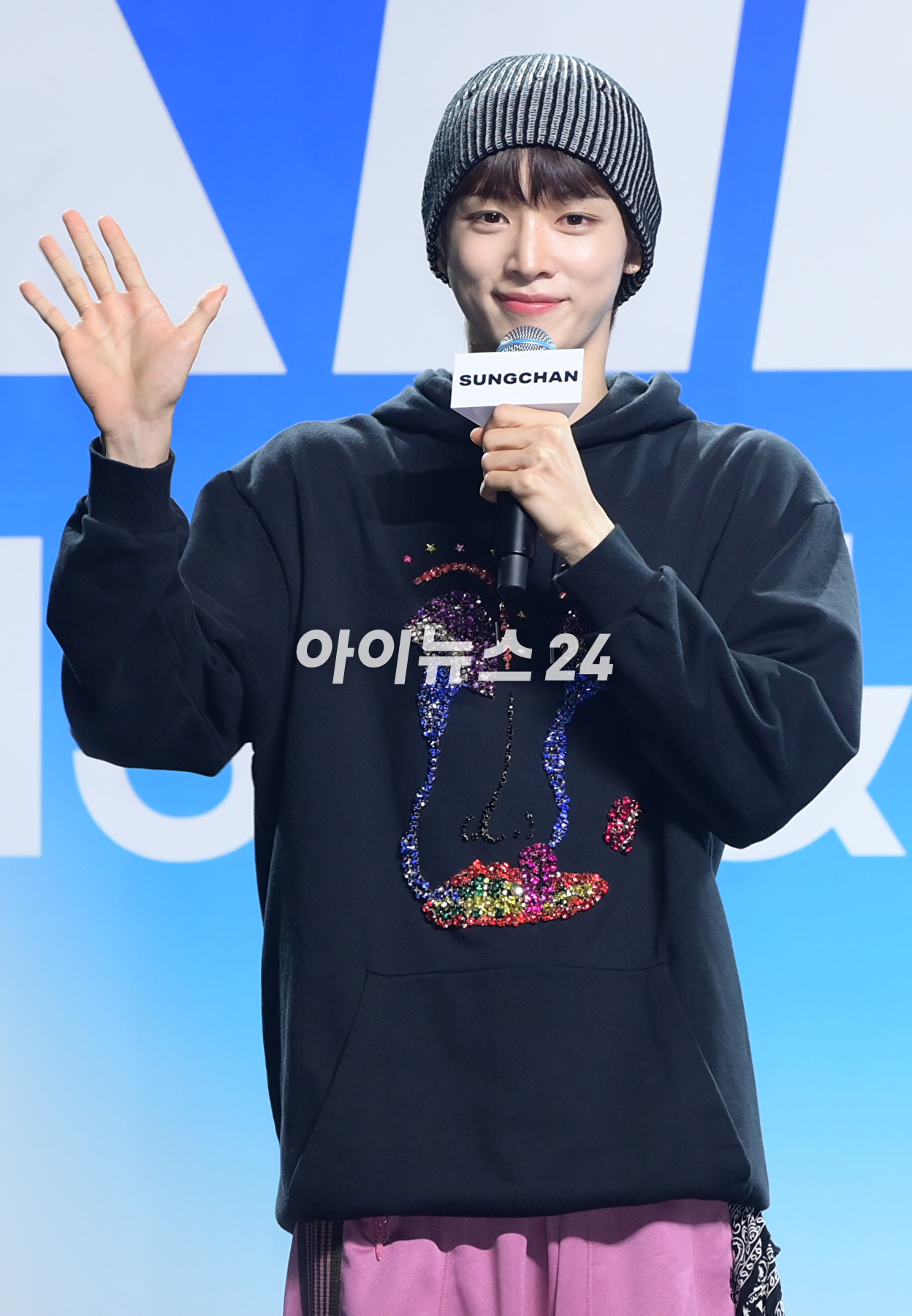 그룹 라이즈(RIIZE) 쇼타로와 성찬이 4일 오후 서울 용산구 한남동 블루스쿼어에서 열린 라이즈 데뷔 앨범 쇼케이스 &#39;RIIZING DAY: RIIZE Press Premiere&#39;에 참석해 타이틀곡 &#39;겟 어 기타&#39;(Get A Guitar) 무대를 선보이고 있다. [사진=정소희 기자]