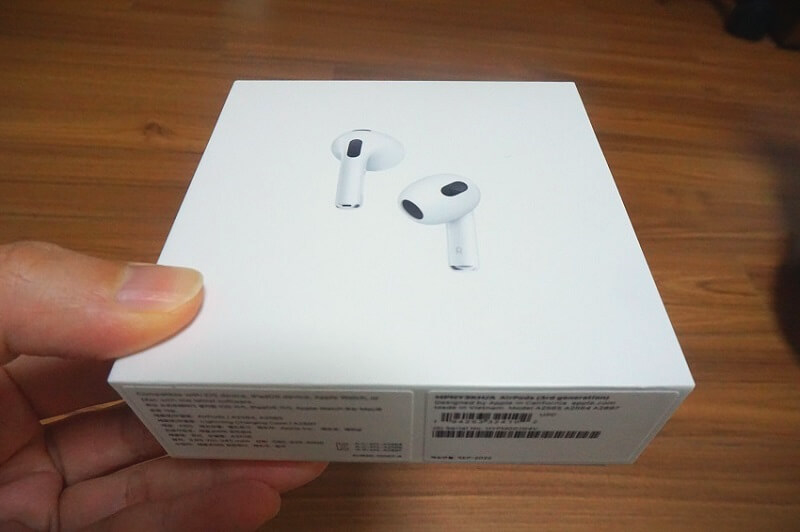 이어폰-사진이-있는-흰색-박스를-찍은-사진