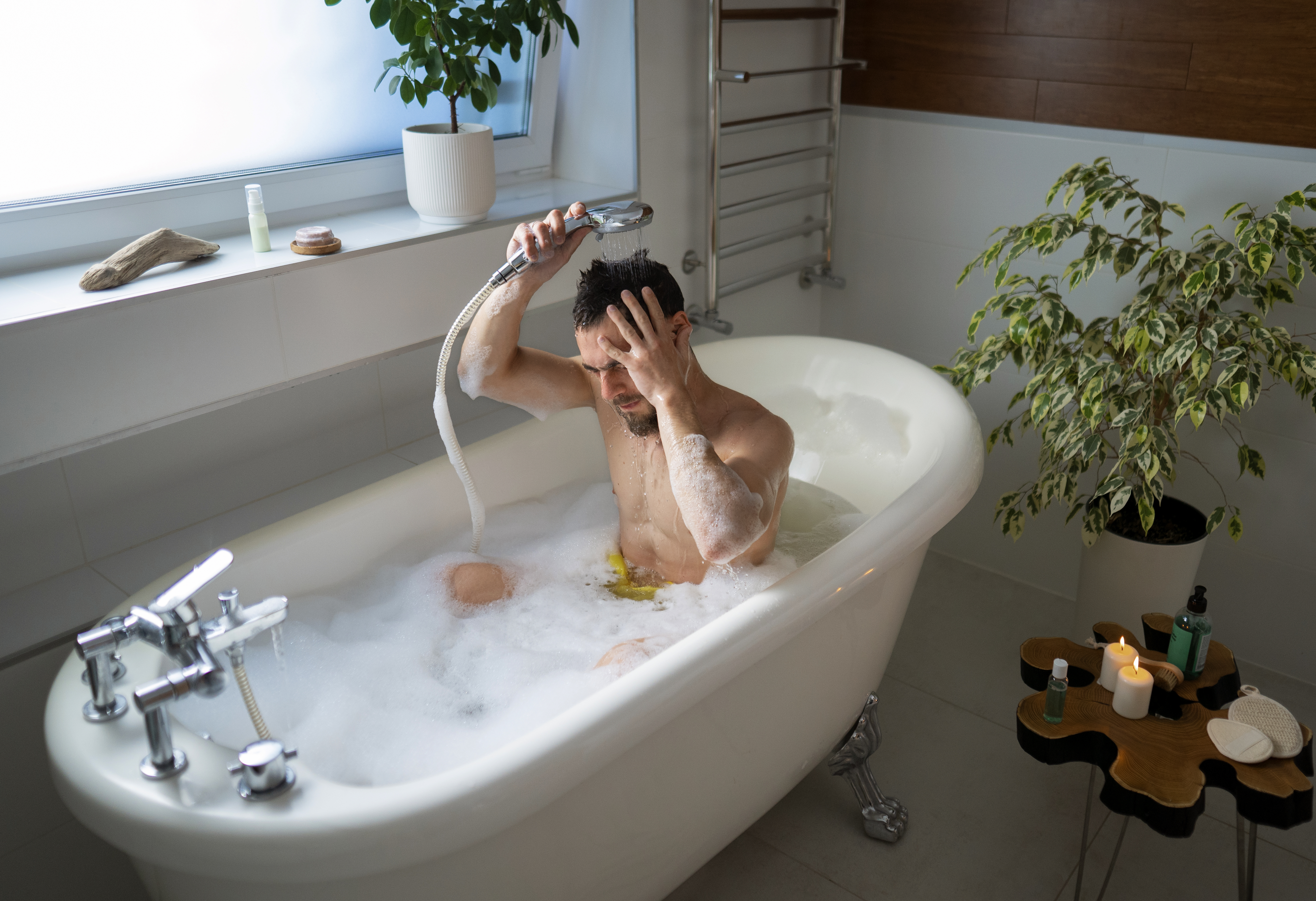 외국 남성이 목욕탕에서 목욕을 하고 있는 사진 (medium-shot-man-taking-bath)