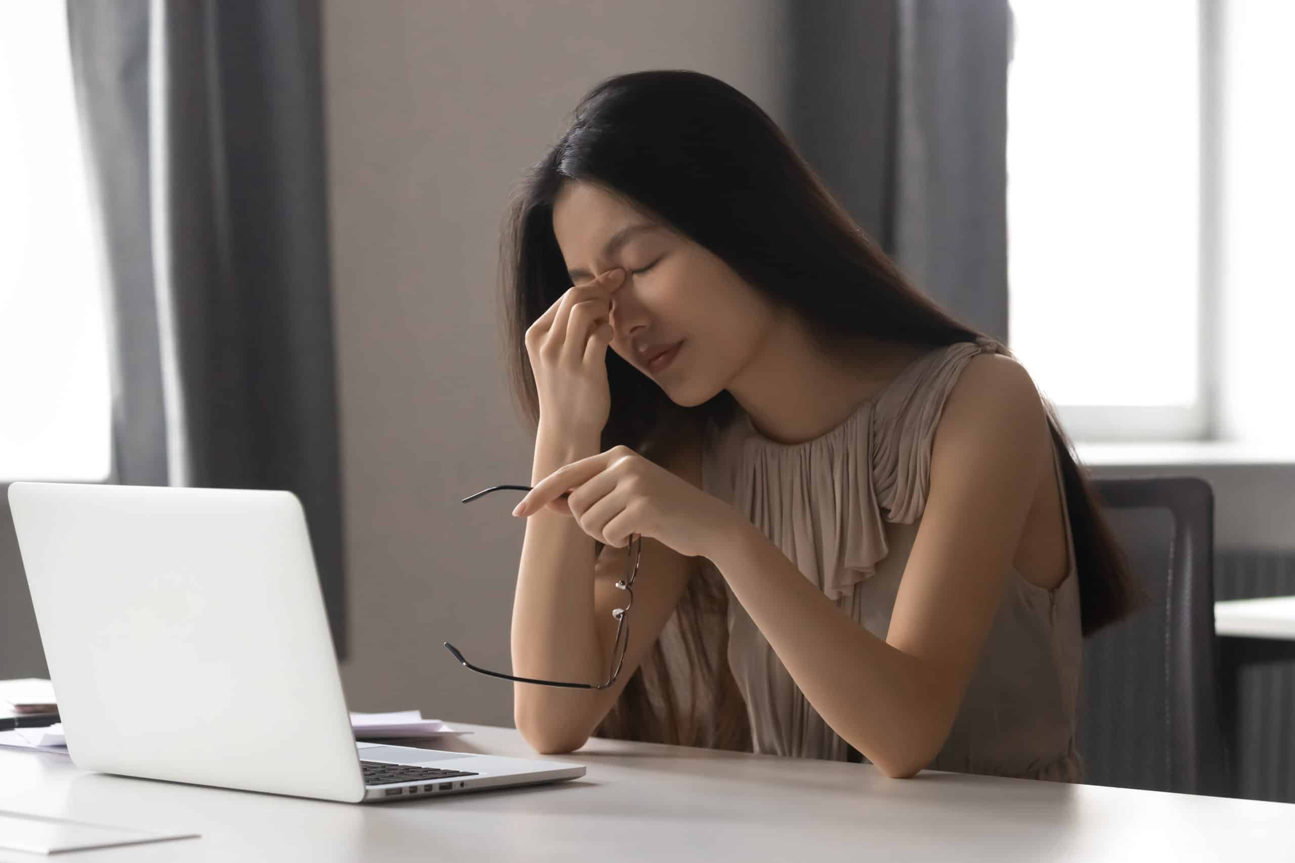 눈이 피로한 직장인 사진