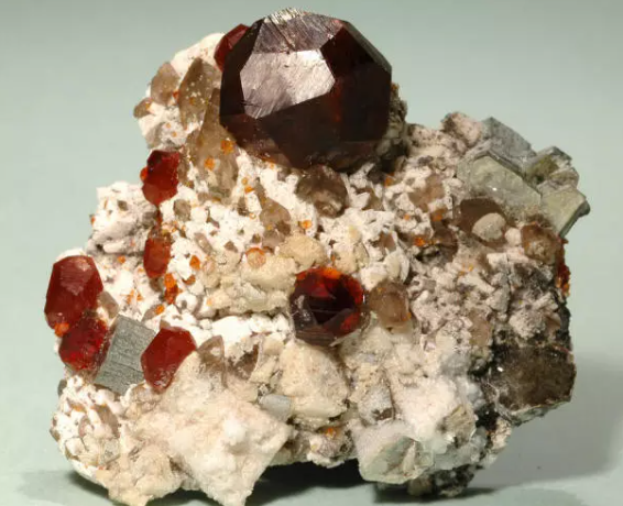 석류석(石榴石，Garnet)