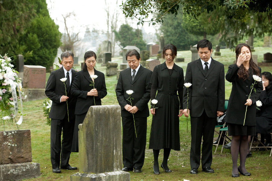 엄마의 장례식 날 하얀 국화를 들고 검정 옷을 입은 애나와 가족들