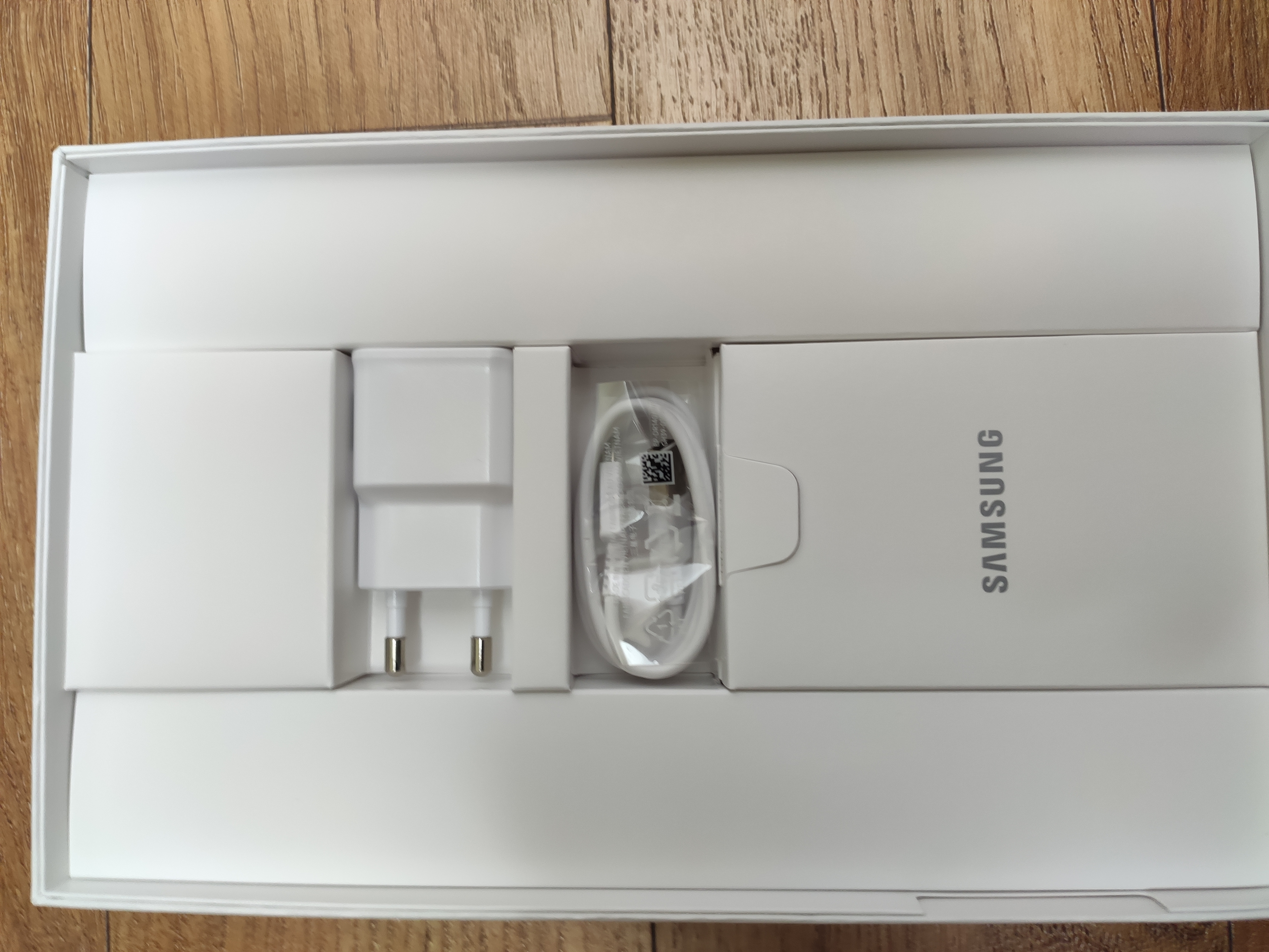 본체를 꺼낸 뒤의 박스