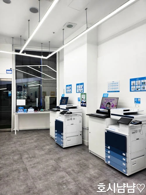 프린트카페 내부 프린터기 전경 &ndash; 복사 출력 스캔 가능한 셀프 인쇄대