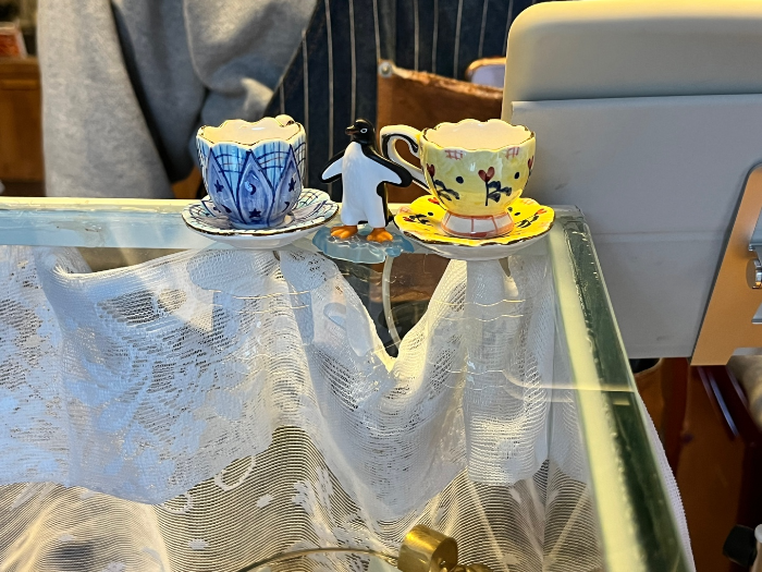 예쁜 에스프레소 잔과 귀여운 펭귄 소품