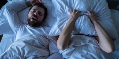 코를 고는 사람