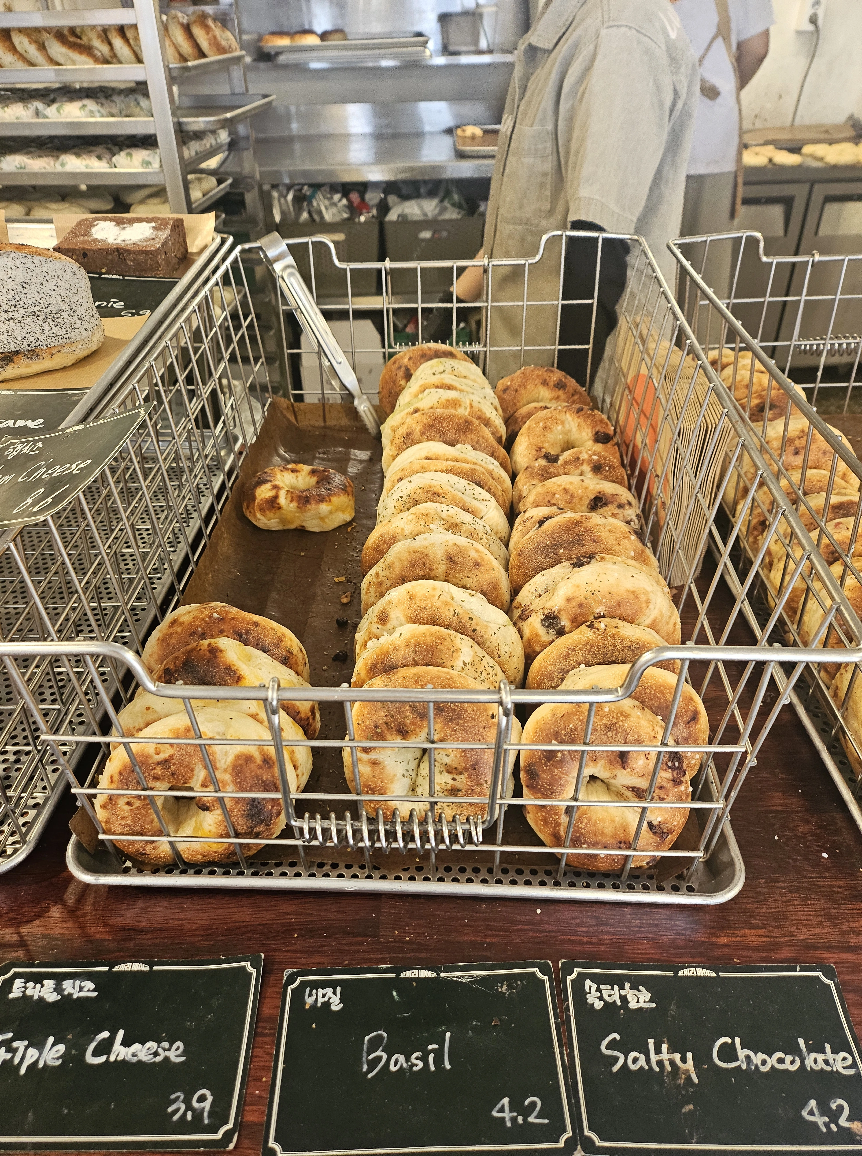 코끼리베이글-한남점-매장내부-트리플치즈베이글-바질베이글-솔티초코베이글