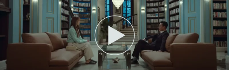 책이 빼곡히 있는 고급스런 주택 거실에 앉아 있는 반지음과 서하의 아버지가 마주보고 있는 이번 생도 잘 부탁해 8회 장면