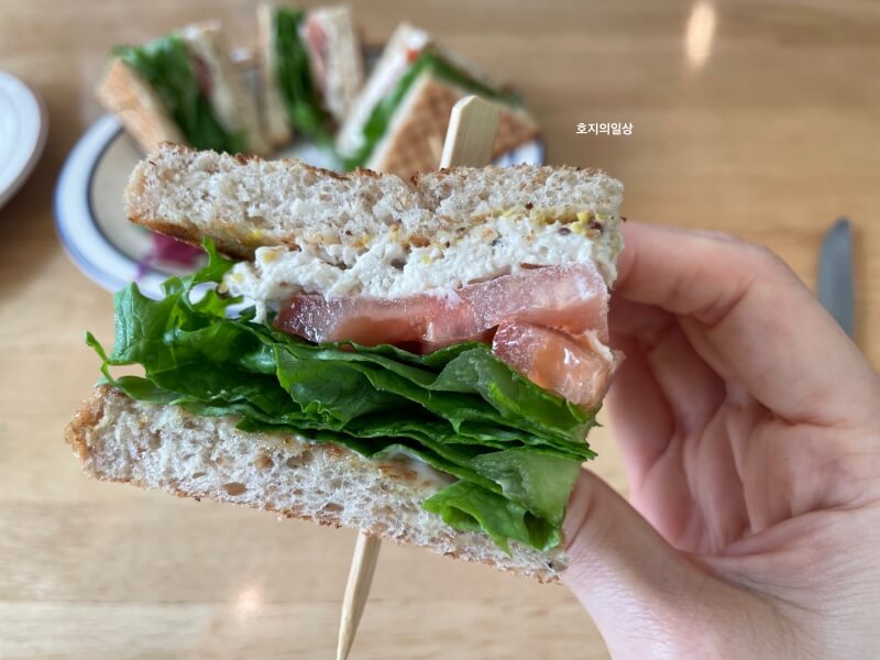 수원 브런치 카페 맛집 유유진진 - 치킨 샌드위치 단면