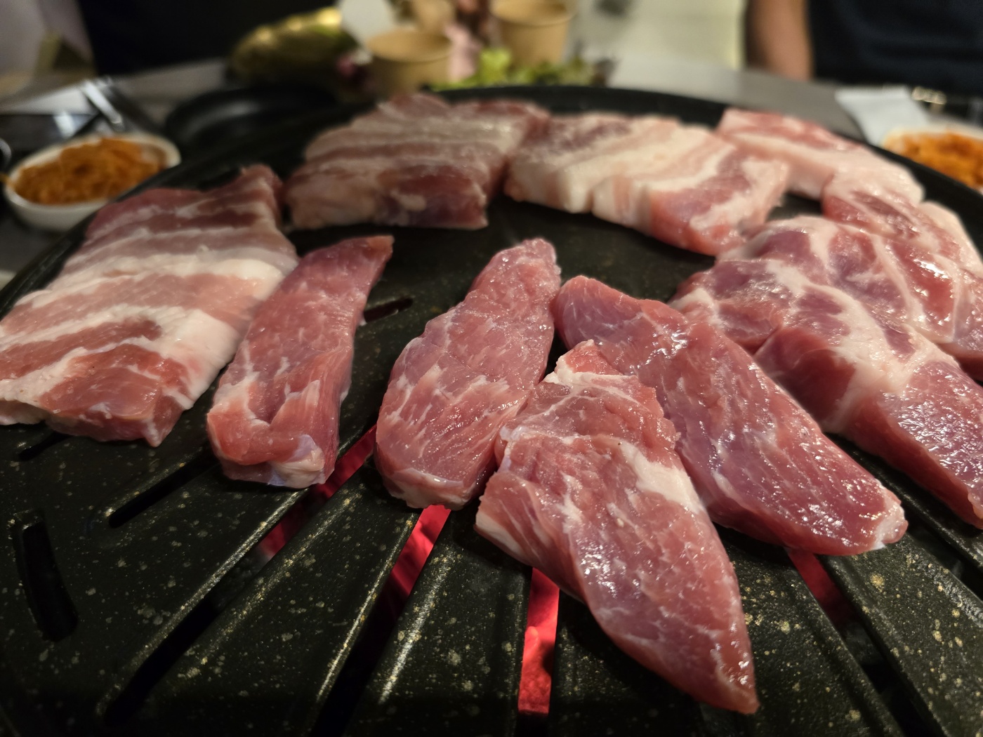 불판위에 올라가있는 모듬고기