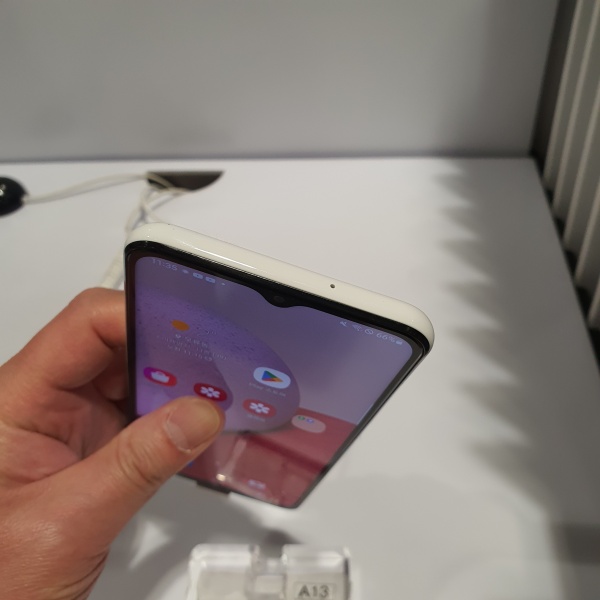 갤럭시-A13-윗면