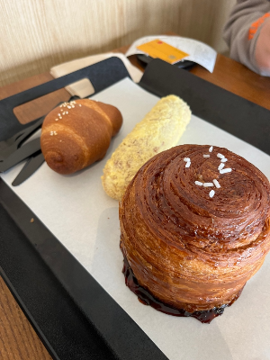 카페에서-주문한-빵