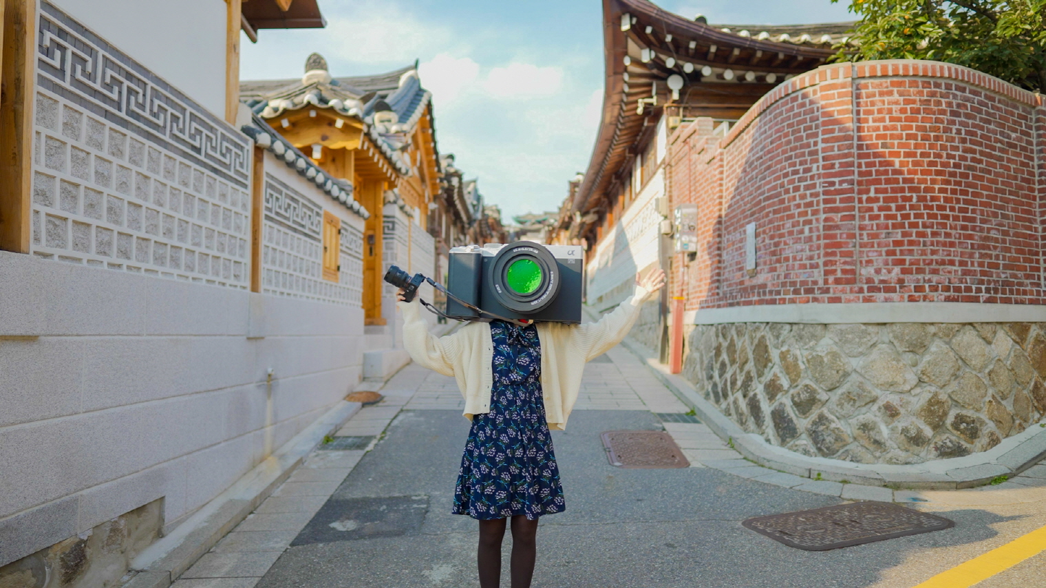 한옥 마을에서 포즈를 취하는 모습