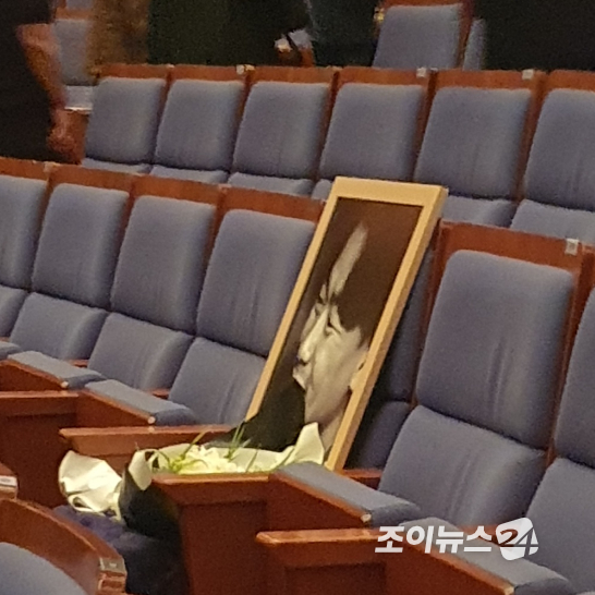 뮤지컬 &#39;그날들&#39; 공연장에 마련된 故 김광석 영정사진 [사진=김양수 기자]
