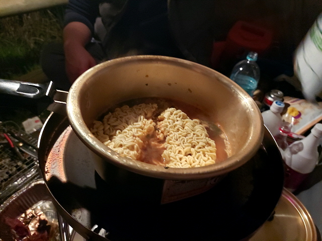 난로에 라면 끓이기