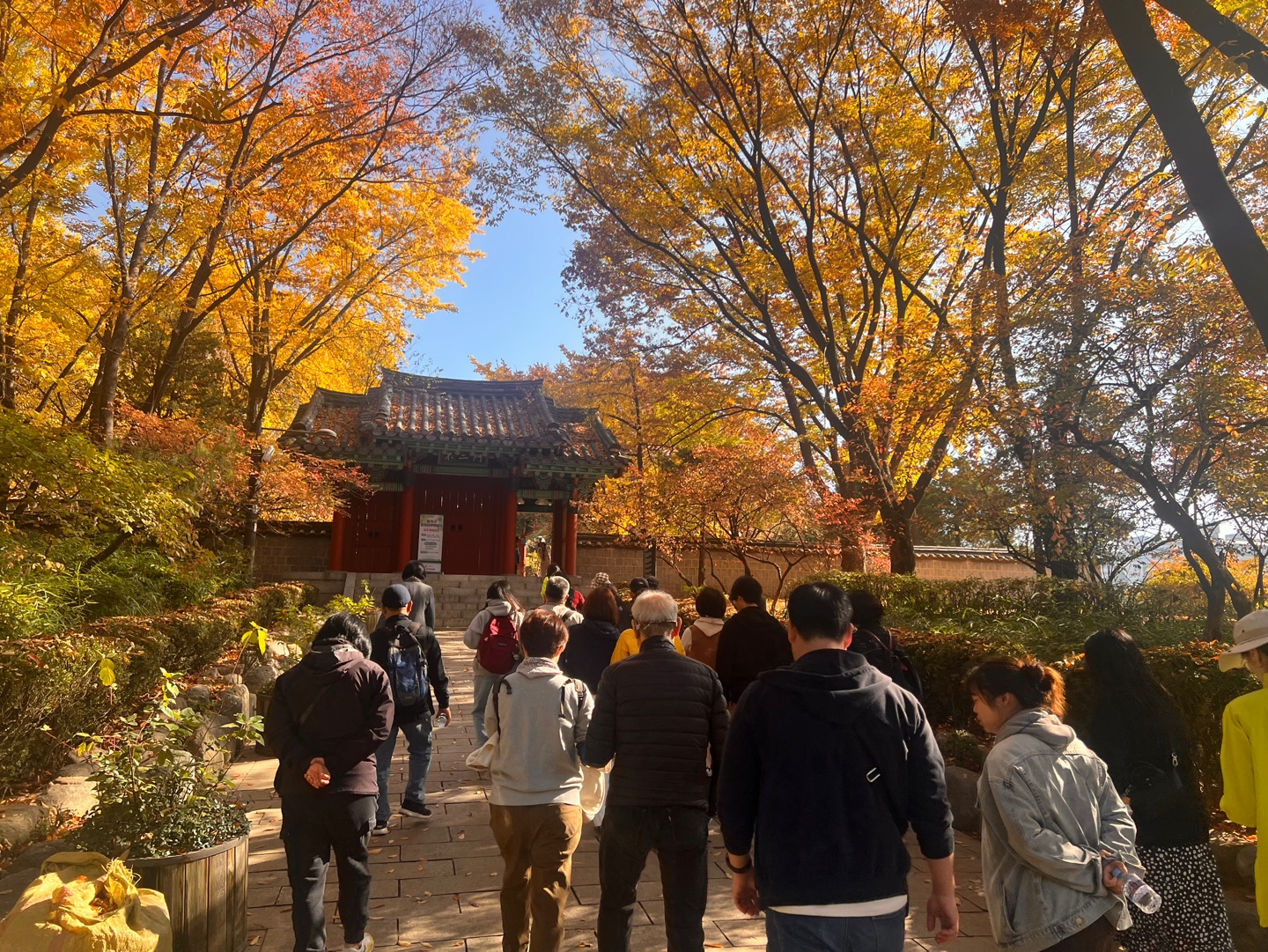 사육신 사당에 들어가는 모습