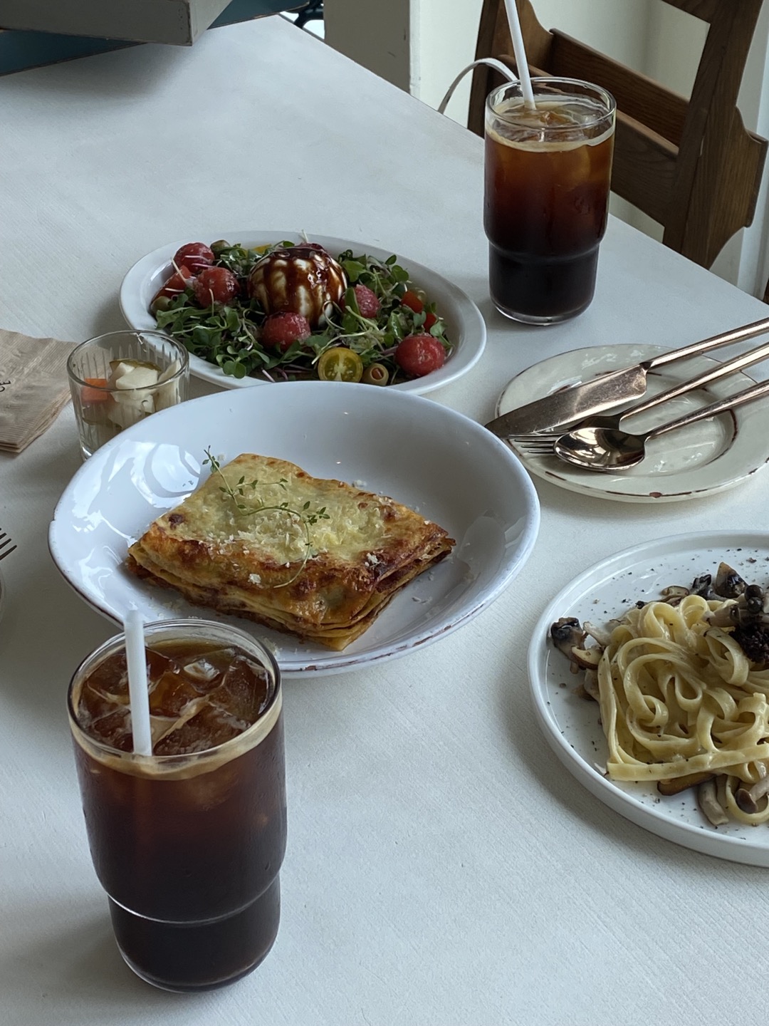카페 앙그랑의 브런치 메뉴. 부라타 샐러드와 파스타, 맛있는 커피까지 있는 한상차림
