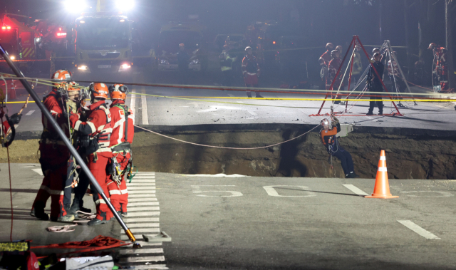 인위적으로 발생하는 싱크홀 - 지하구조물 공사로 인한 공동(구멍)으로 발생 (서울 강동구 싱크홀)