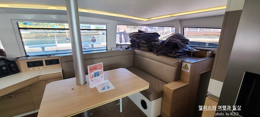부산에서 여유를 즐기는 여행방법, 요트투어 (더베이101 출발), 프랑스 명품 고급요트 내부 모습