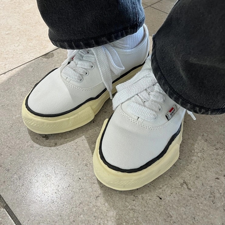 데님과 매치한 베이커