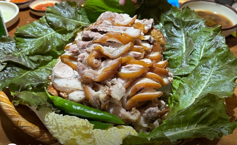 유민상-단골밥집-이필당족발보쌈-꽃김치