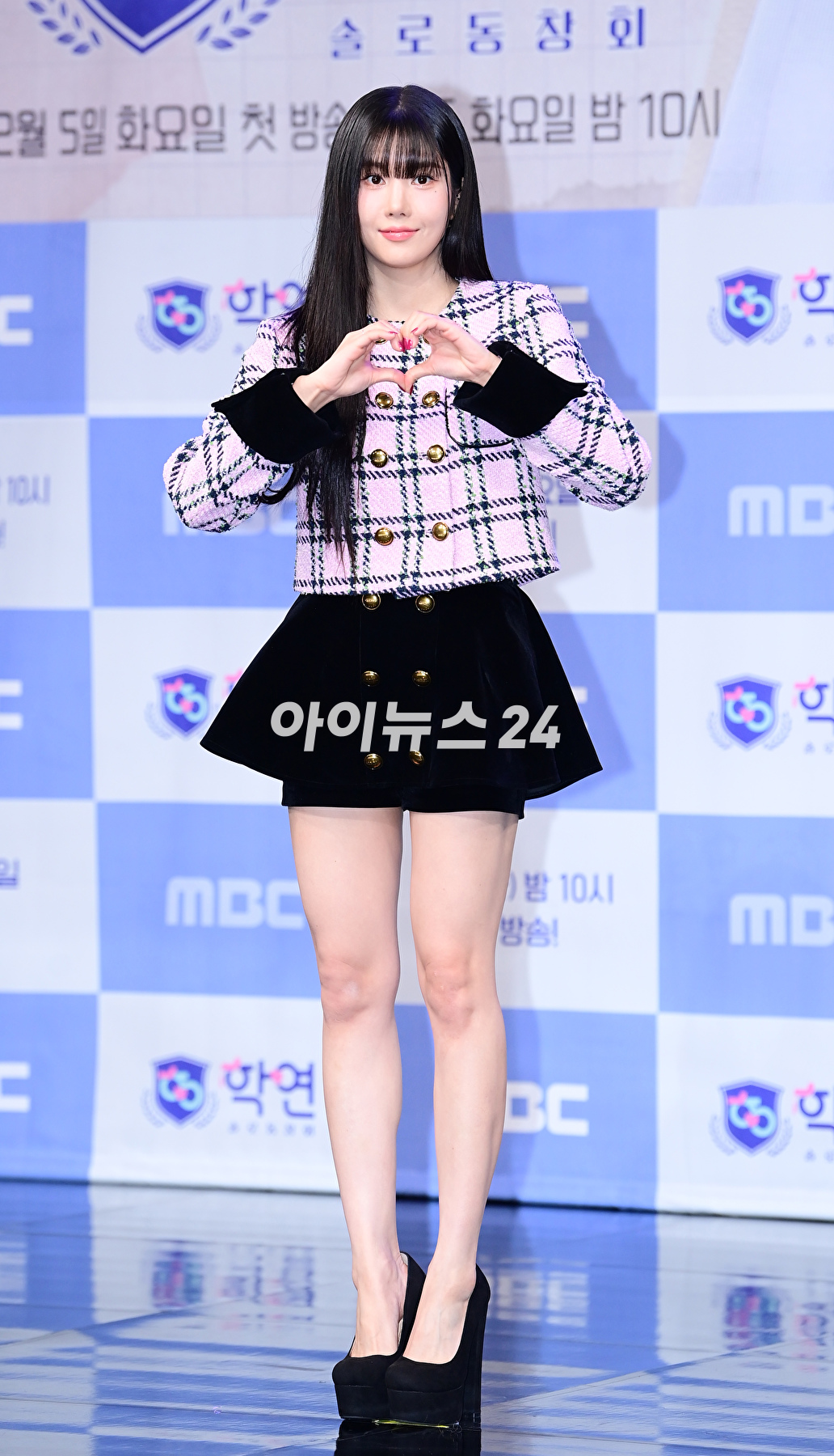 가수 권은비가 5일 오후 서울 마포구 상암동 MBC 골든마우스홀에서 열린 MBC 새 예능프로그램 '솔로동창회 학연' 제작발표회에 참석하고 있다. [사진=정소희 기자]