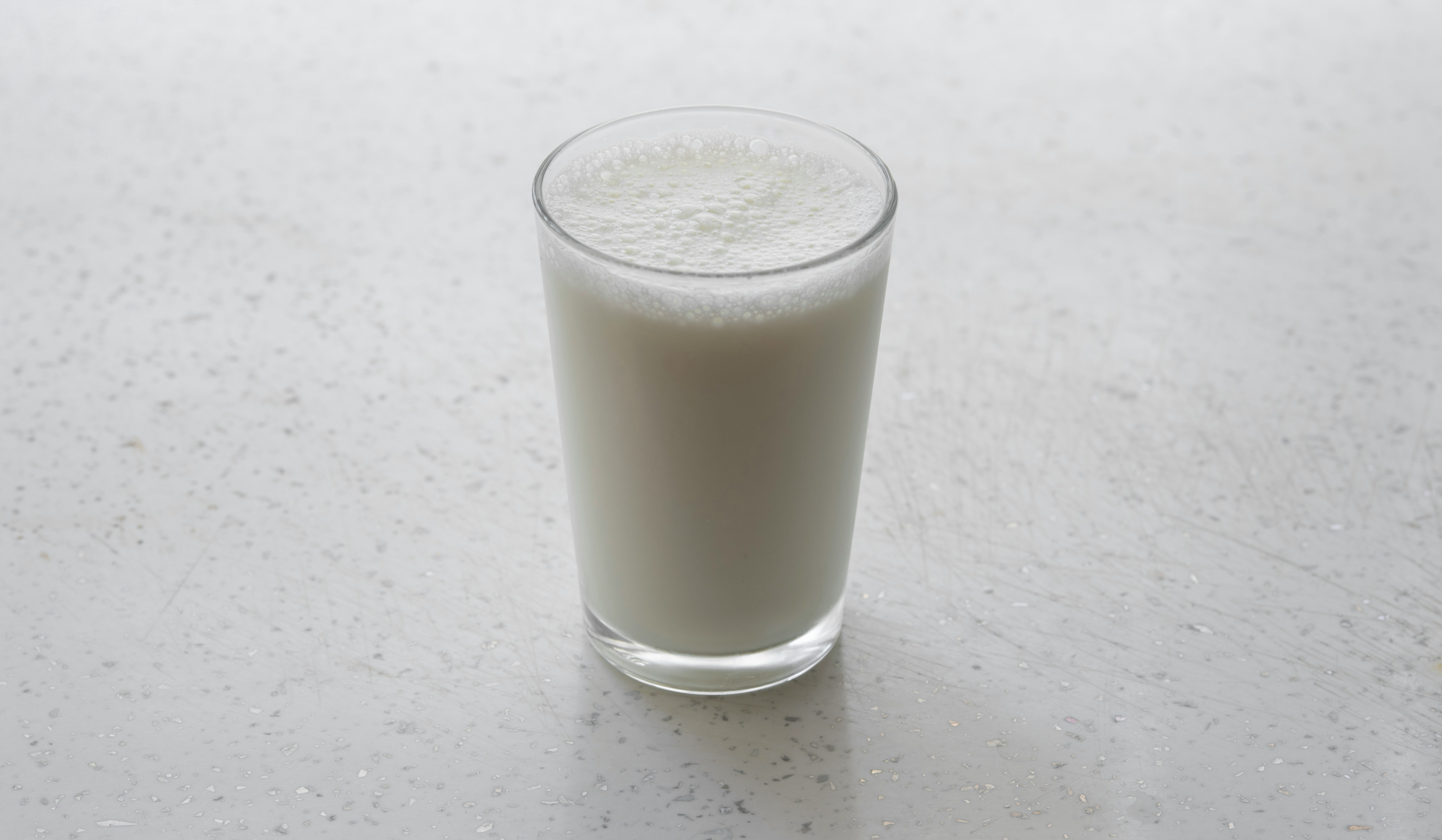 컵에 담긴 우유