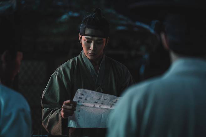 디즈니+ 드라마 탁류 속 장면2