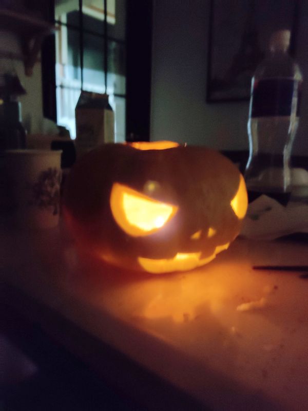 안에 초를 넣어 불을 켜준 잭오랜턴