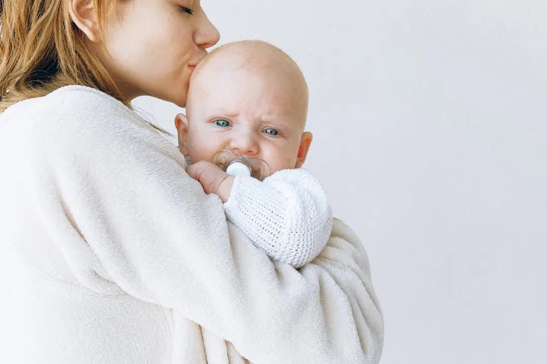 아기를 안고 있는 엄마와 아기의 교감, 따뜻한 가정의 이미지