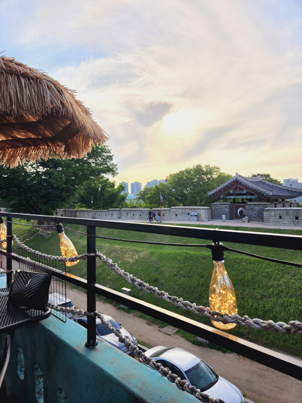 성곽이_보이는_루프탑_펍