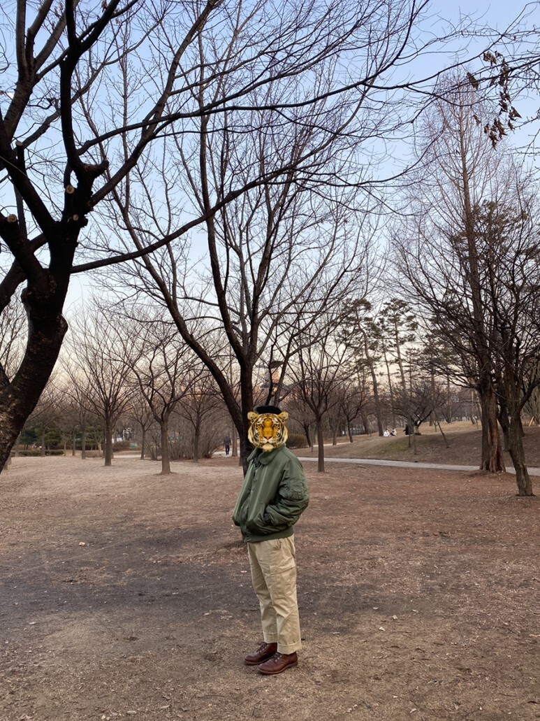 데일리 룩(오뭘입)_알파인더스트리 B-15 항공자켓 카키 무신사스탠다드 와이드 카고바지 베이지 레드윙 아이언레인 저 8111 엠버 하니스, ootd