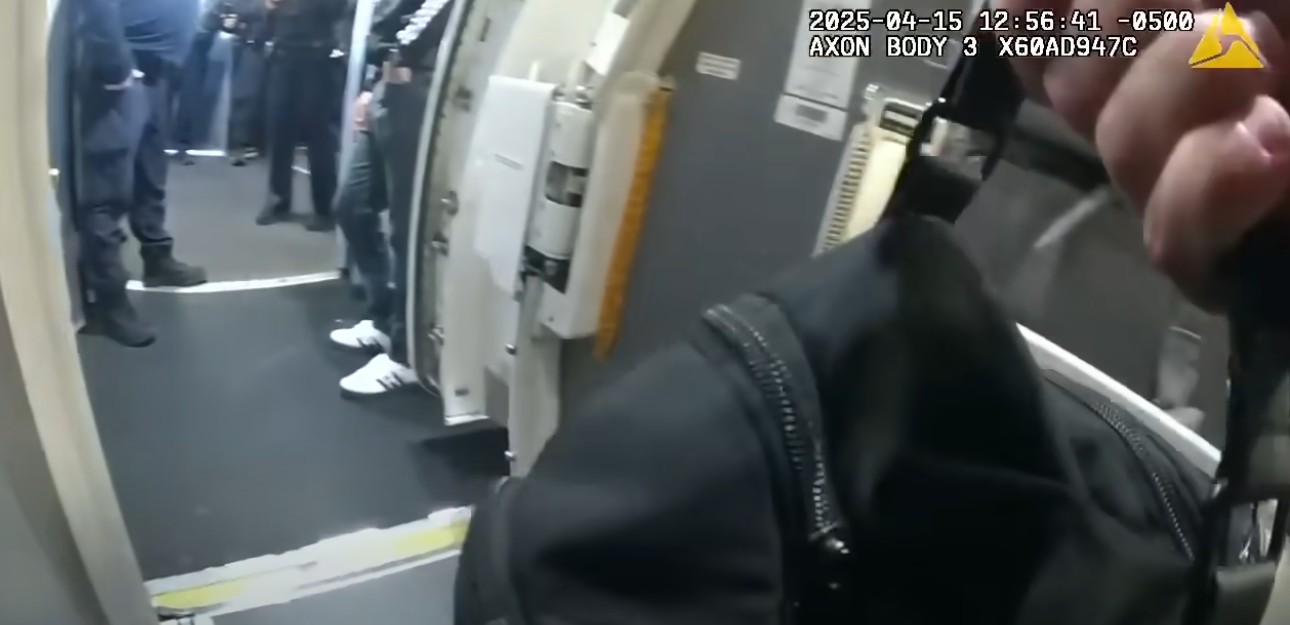 총기소지하고 비행기 탑승_가방안에 총