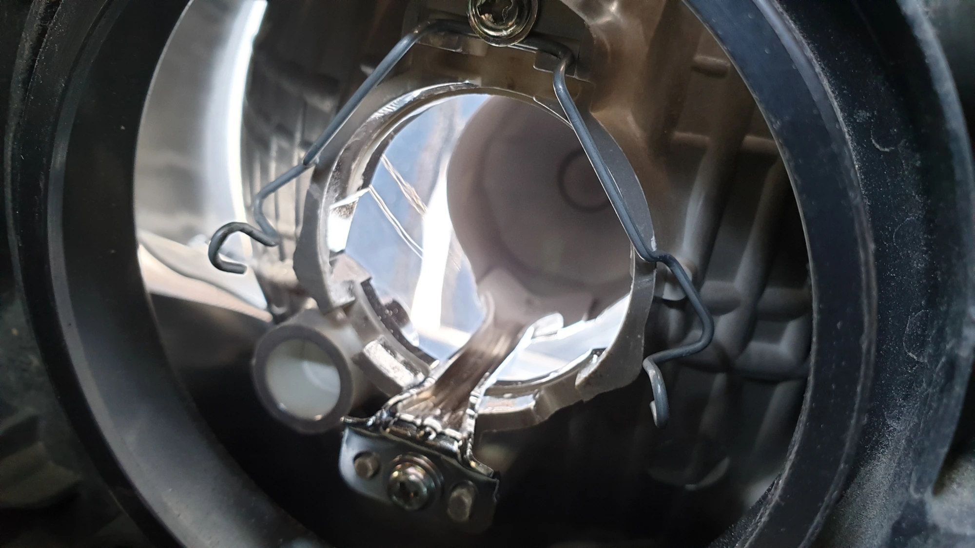 전조등 램프 끼운 모습