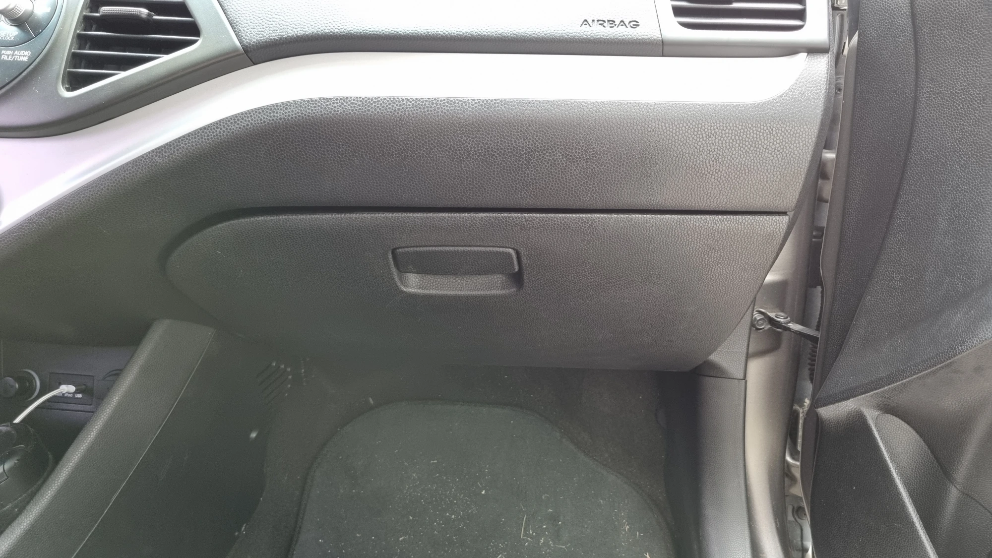 글로브박스 전구 및 스위치 교체 완료 모습