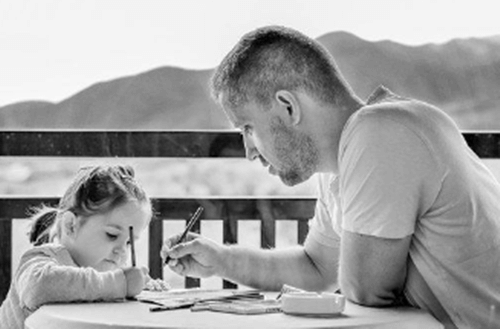 아빠와 딸이 행복한 모습으로 공부 놀이를 하고 있는 모습니다.